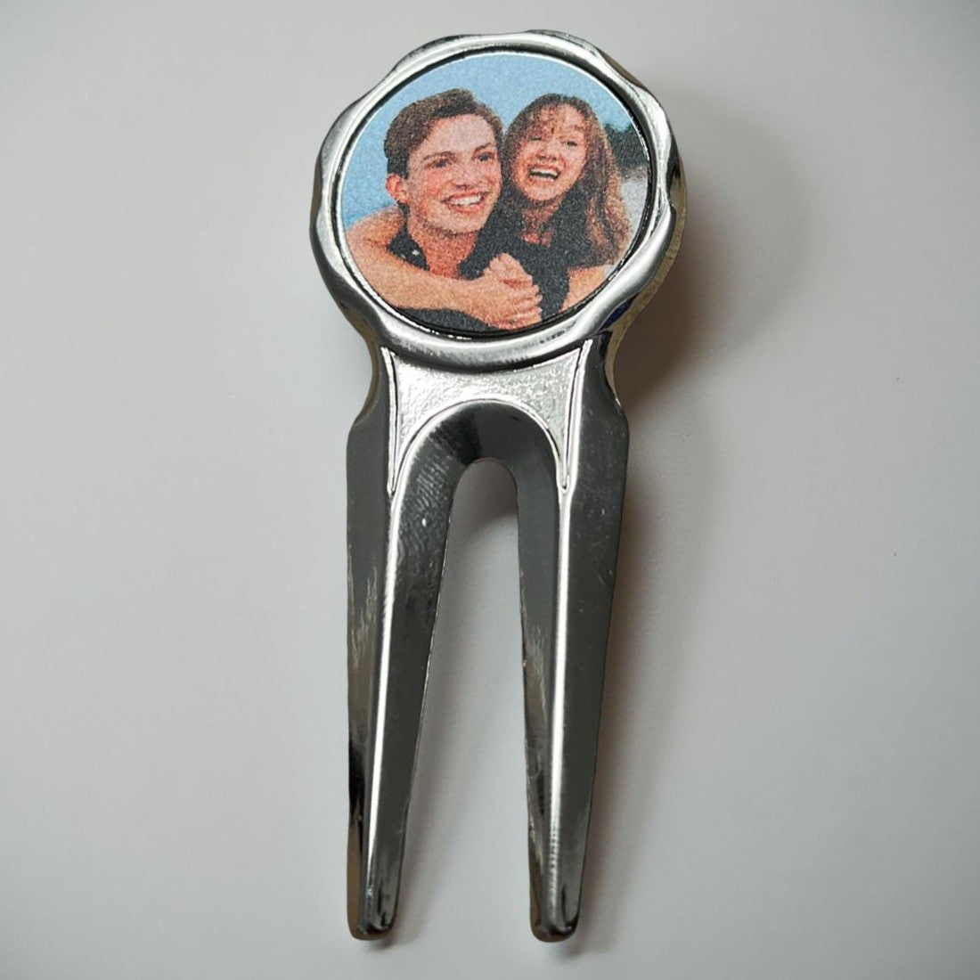 magnetic divot tool